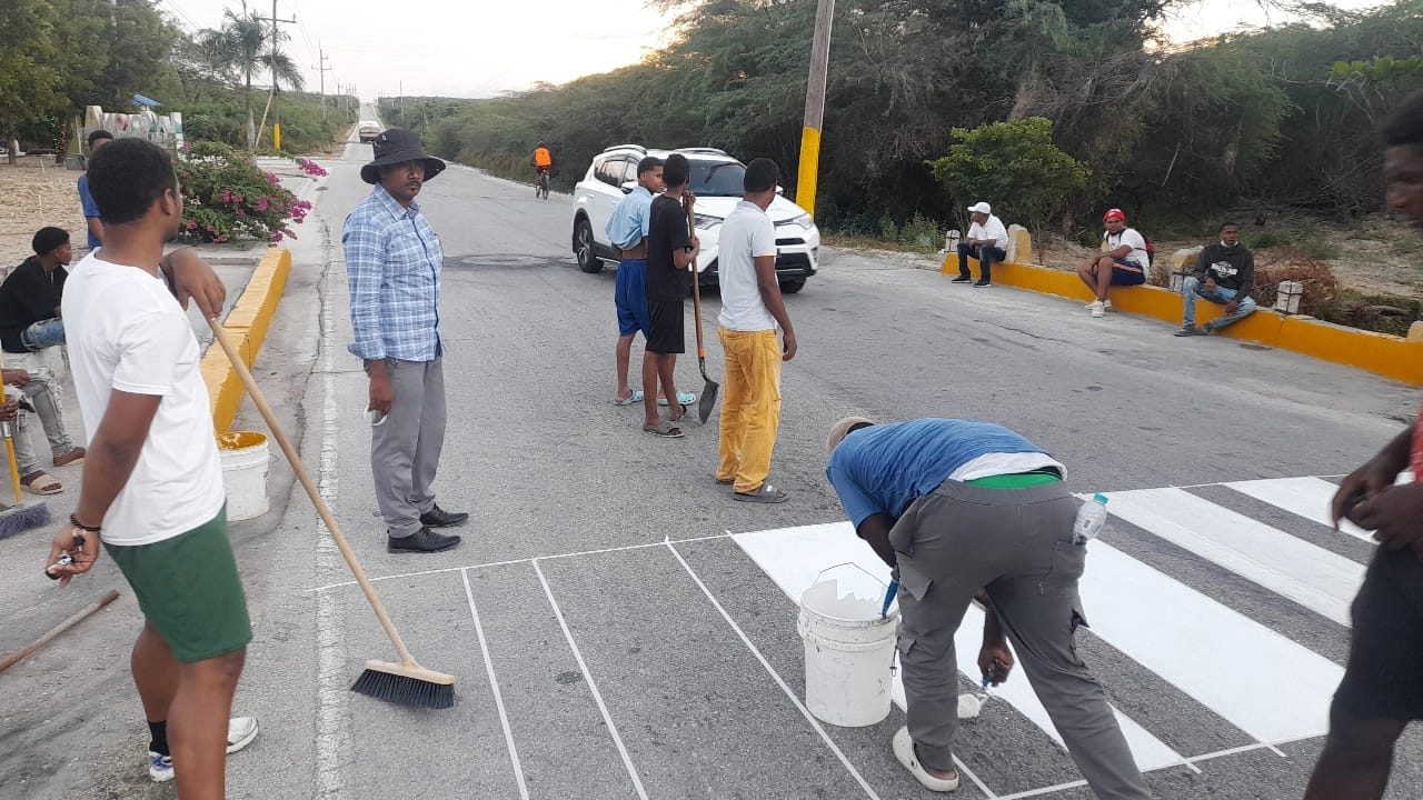 Alcaldía de La Colonia Adquiere Lámparas y Pinturas Para el Embellecimiento y Seguridad de la Comunidad.