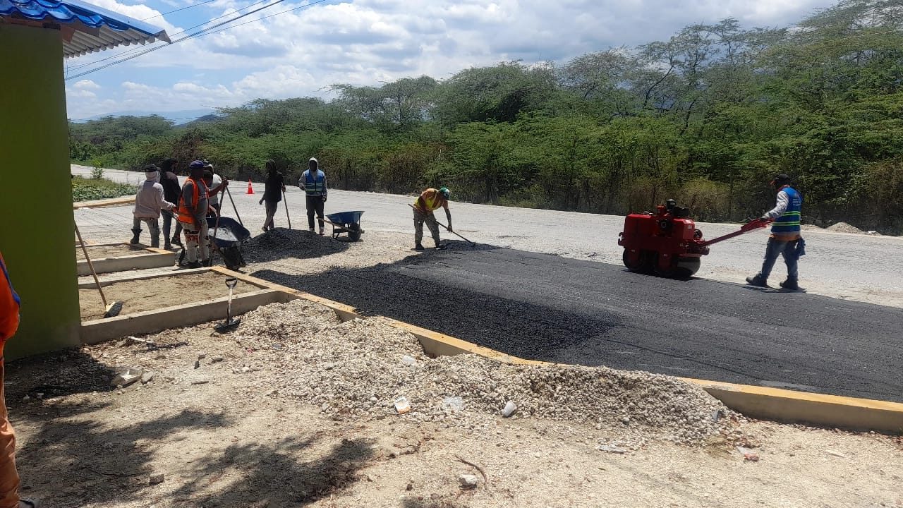 Avanzan trabajos de mejora vial con asfaltado en el sector Japón