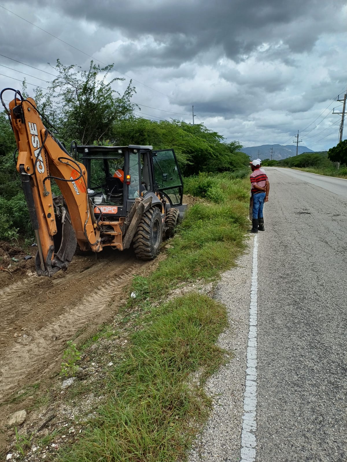 Alcaldía Realiza Trabajos de Drenaje en el Cementerio Municipal